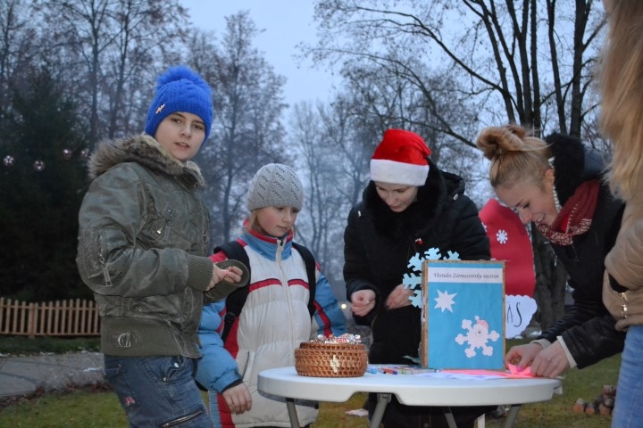 Ziemassvētku vecītim būs daudz ko lasīt. Kā lieli, tā mazi ķērās pie papīra, lai Ziemassvētku vecītim darītu zināmus labos šīgada darbus un vēlamo dāvanu sarakstu.
Autors: Ginta Grincēviča