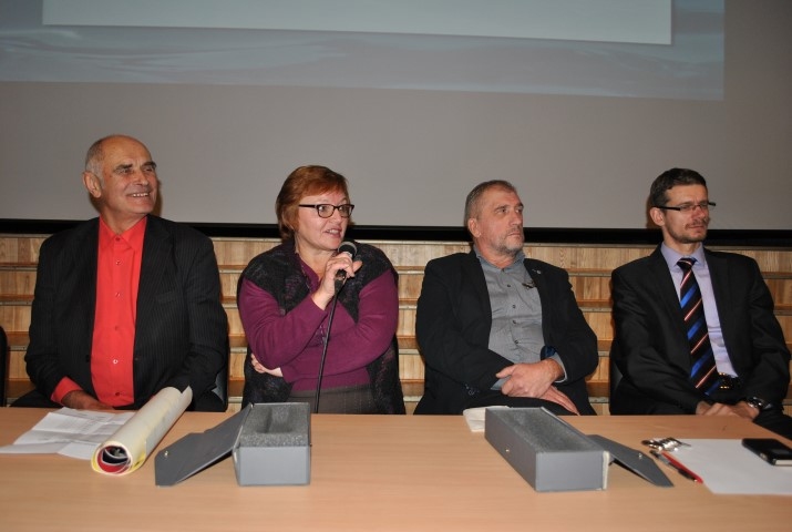 KAD? KAS? KĀPĒC? Visvairāk jautājumu iedzīvotāji uzdeva SIA “Aizkraukles ūdens” valdes loceklei Gudrunai Vectirānei. Uz jautājumiem atbildēja arī  SIA “Aizkraukles KUK” valdes loceklis Ivars Sekacis (no kreisās), 
Aizkraukles novada pašvaldības izpilddirektors Einārs Zēbergs un SIA “Lauma A” valdes loceklis Modris Bite. 
Autors: Guna Mikasenoka