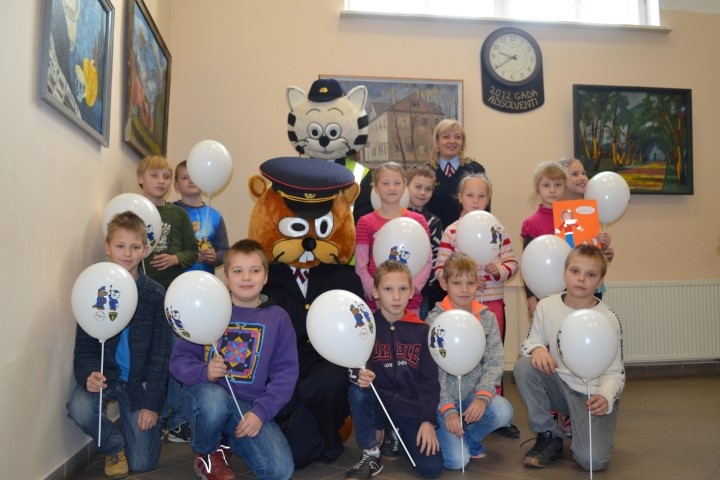 SAŅEM BALONUS UN CITAS BALVAS. Daudzeses pamatskolas 3. klases skolēni kopā ar Aizkraukles policijas iecirkņa inspektori Mārīti Zirni, Runci Rūdi un Bebru Bruno, kuri viņiem par piedalīšanos konkursā “Esmu redzams — esmu drošs”  uzdāvināja balonus, rakstāmpiederumus un citas balvas. Savukārt visvairāk balvu saņēma Zemgales reģiona trešās vietas ieguvēja Nikola Marta Vigule no 3. klases (augšējā rindā no labās ar zīmējumu). Nikola zīmējumu veidoja aplikācijas tehnikā, izmantojot atstarojošu materiālu, piemēram, meitenes tērpam un suņuka vestei. Vislabāk darbu varēja novērtēt, aplūkojot attiecīgā apgaismojumā. Mārītes Zirnes un skolas vizuālās mākslas skolotājas Ilonas Nāburgas rosināti, konkursā piedalījās skolas 1. — 4. klases audzēkņi.                                                                                                                                                                                                                  
Autors: Ruta Jankovska 