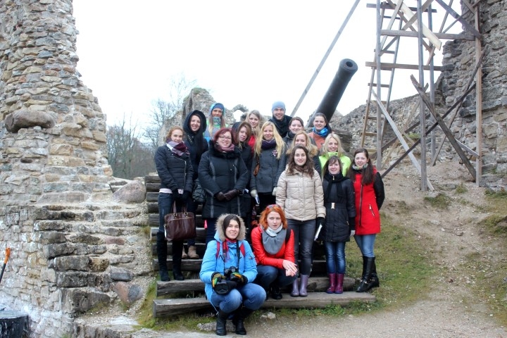 Latvijas Lauksaimniecības universitātes studenti apskatīja Kokneses parku un pilsdrupas.                                                          
Autors: Dace Svētiņa