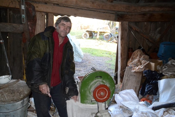 Top vakariņas lopiņiem. Bertas vīrs Nikolajs piepildījis kārtējo miltu maisu.
Autors: Imants Kaziļuns