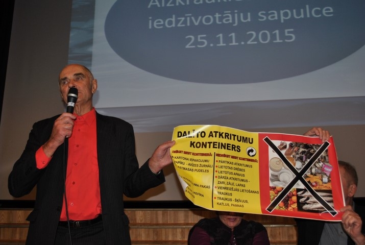 KĀ LAI IESKAIDRO? Agrāk bija vienkāršots konteineru marķējums ar attēlu, rādot, ka drīkst mest plastmasas, stikla pudeles, taču dalīto atkritumu konteineru saturs bija tālu no vēlamā. Secinājums: raksti vai zīmē, kā gribi, rezultātu tas nedod — tā “Aizkraukles KUK” valdes loceklis Ivars Sekacis. 
Autors: Guna Mikasenoka