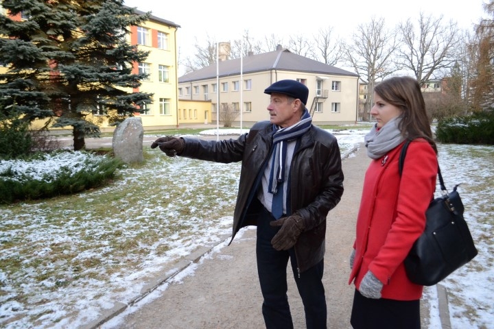 Skolas svinību zonas eglei “jāaiziet”, tās vietā jāveido apļa kompozīcija ar zemākiem stādījumiem — spriež Ilmāra Gaiša Kokneses vidusskolas direktors Māris Reinbergs un ainavu arhitekte un plānotāja Ieva Kalniņa.
Autors: Imants Kaziļuns