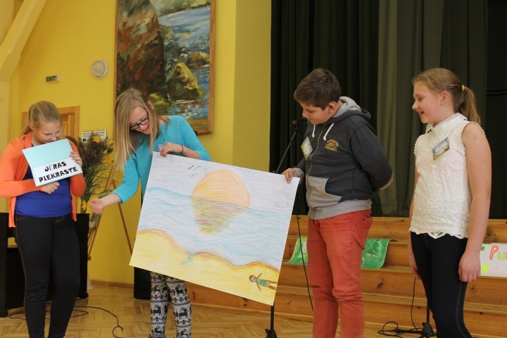 PREZENTĀCIJĀ skolēni citiem stāstīja par atklājumiem praktiskajās nodarbībās un demonstrēja savu darbu. No labās — Viktorija Lazdoviča (Sece), Māris Broks (Jaunjelgava), Marta Liedskalniņa (Aizkraukles pilsētas sākumskola) un Marta Diāna Lucāne (Daudzese).                                                                                    
Autors: Dzintra Reimarte