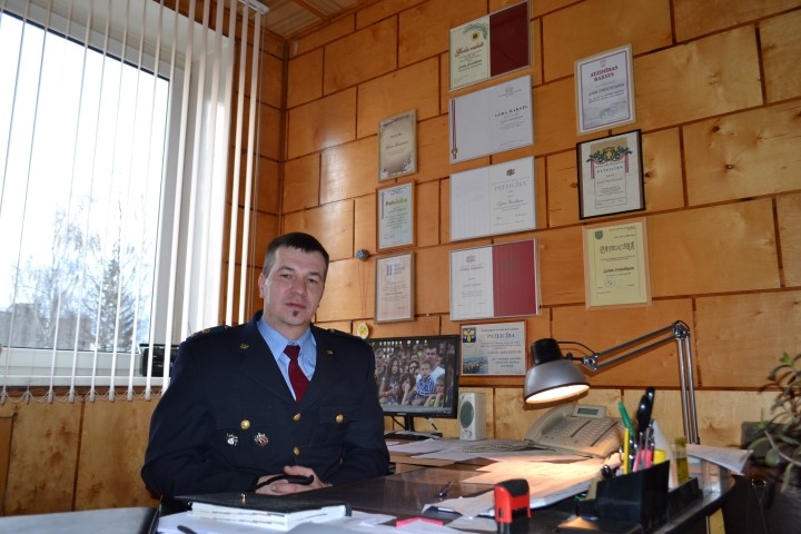 Jūtas novērtēts. Aizkraukles iecirkņa Kārtības policijas nodaļas priekšnieks Gatis Strazdiņš savā darba kabinetā, kur sienu rotā atzinības un pateicības raksti par paveikto.
Autors: Ginta Grincēviča