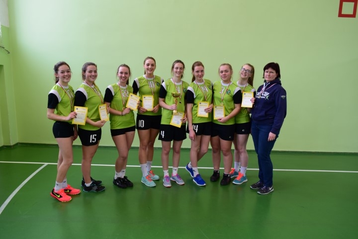 Skrīverietes — uzvarētājas meiteņu konkurencē. Komandas sastāvā spēlēja 
K. Lūse (no kreisās), A. Barkāne, 
R. Barkāne, L. Šarkuna, E. Čubare, A. Brenčuka, B. Blumberga, 
P. Čirkste, trenere Rita Lielā.
Autors: Ginta Grincēviča