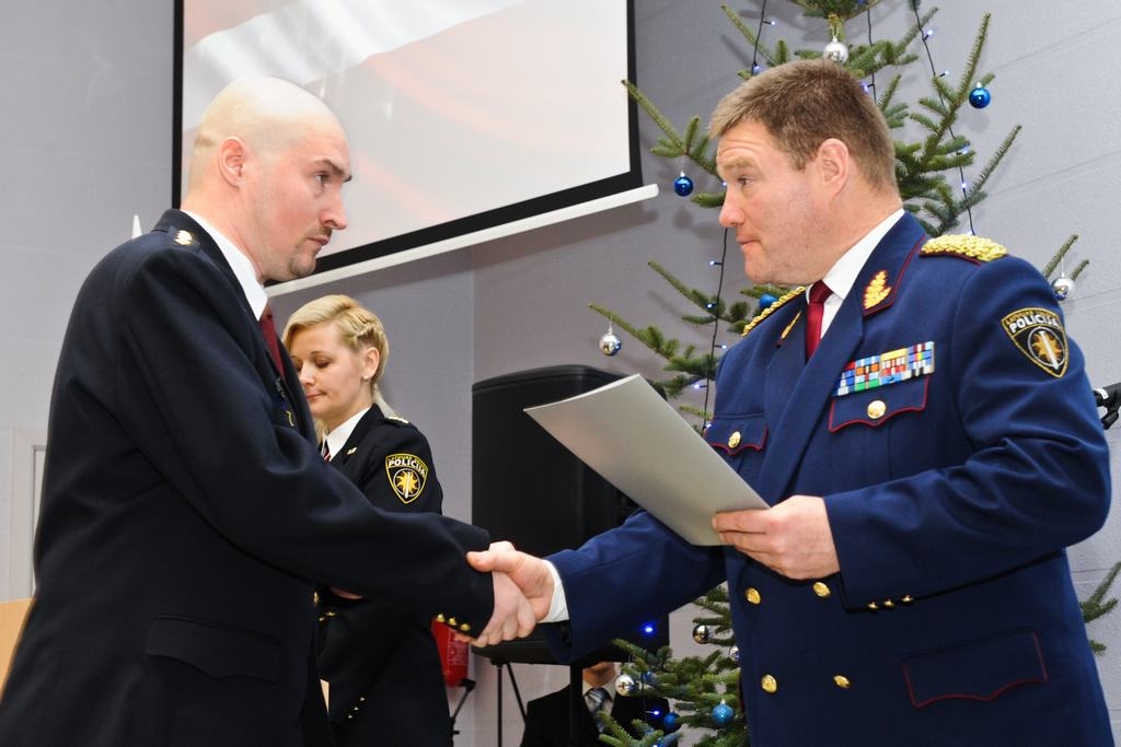 NOVĒRTĒ GODPRĀTĪGU DARBU. Valsts policijas priekšnieks ģenerālis Ints Ķuzis (no labās) ar Valsts policijas Goda rakstu apbalvo Kārtības policijas nodaļas inspektoru Edgaru Kauliņu.                                                                                                                                            
Autors: Raita Puriņa (“Zemgales Ziņas”) foto 