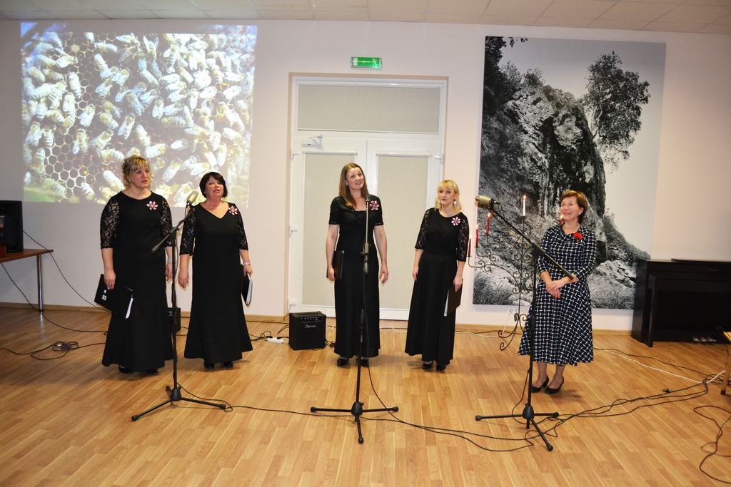 “MiLaRe” dziedošās dāmas Gunita Elksne (no kreisās), Inga Albiņa, Sanita Madalāne, Inese Skudrova un ansambļa vadītāja Diāna Kadiša Latviju pārstāvēs starptautiskā konkursā Sopotā.                 

Autors: Aigara Zariņa foto