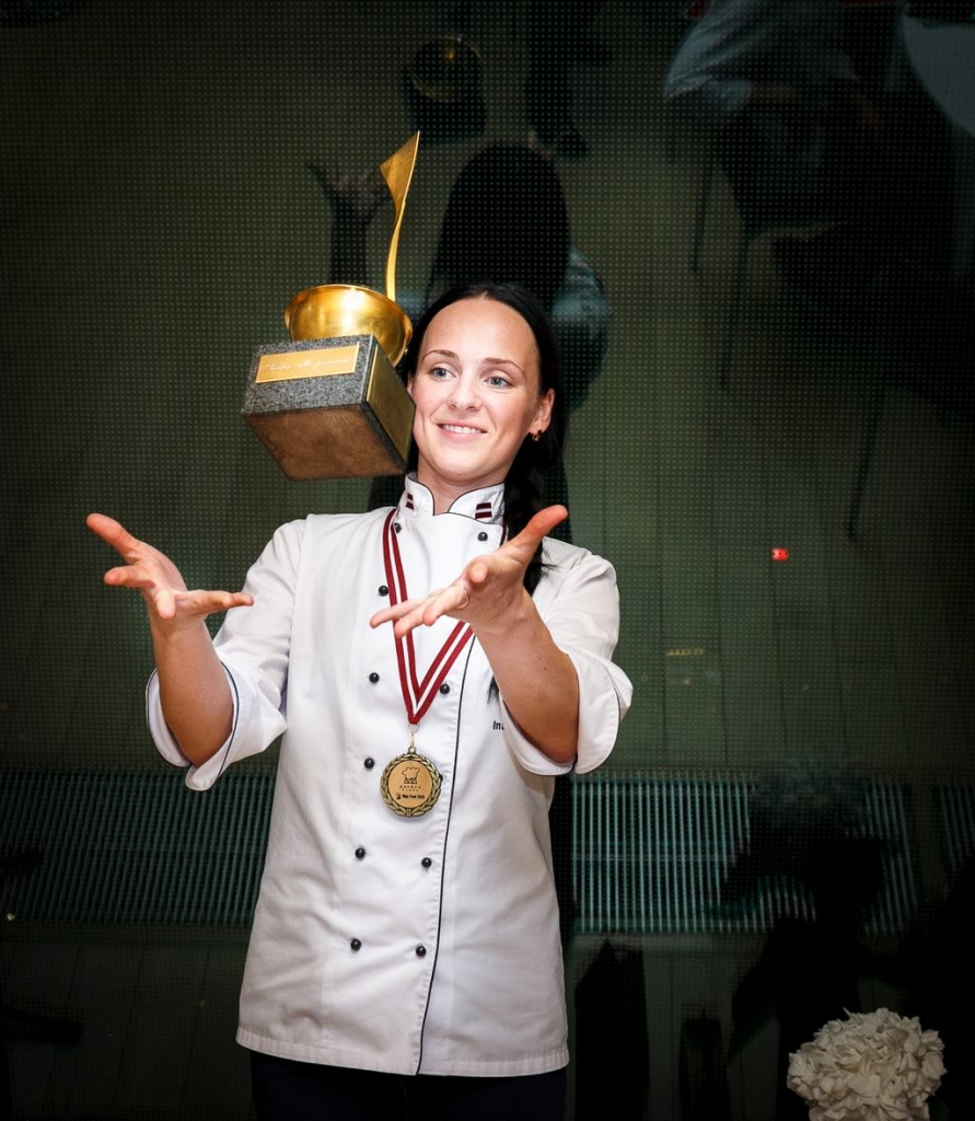 GANDARĪJUMA BRĪDIS. Ina Poliščenko pēc  titula “Latvijas 2015. gada pavārs” saņemšanas.                                         

Autors: no personīgā albuma