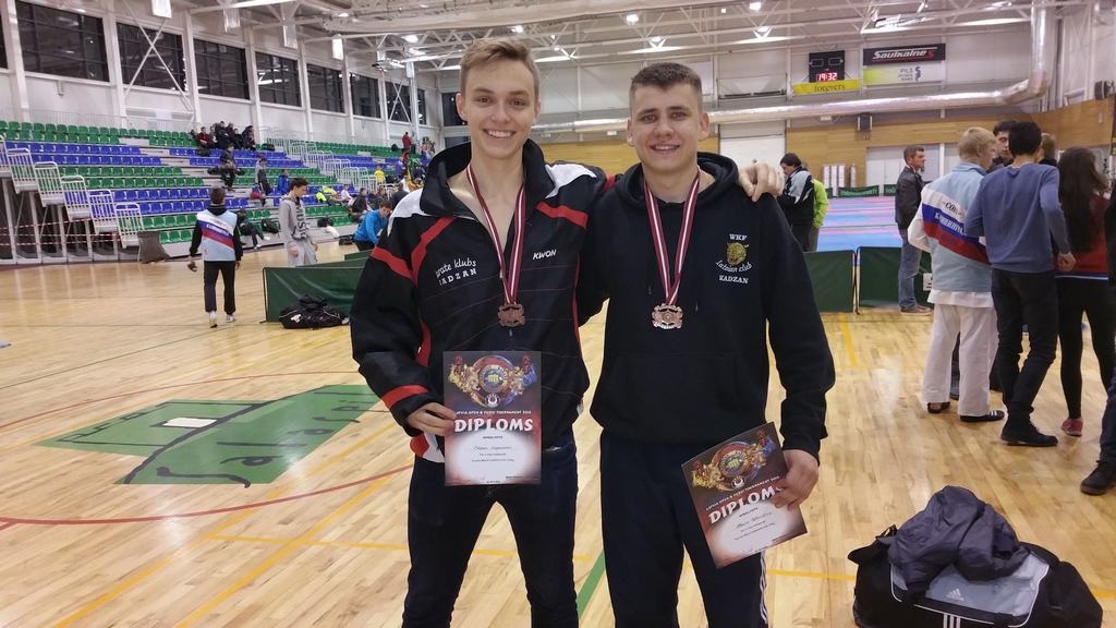 BRONZA JAUNIEŠIEM — Aleksam Fetkuļinam (no labās) un Edgaram Laganovskim.                                                                       
Autors:  Igora Fetkuļina foto