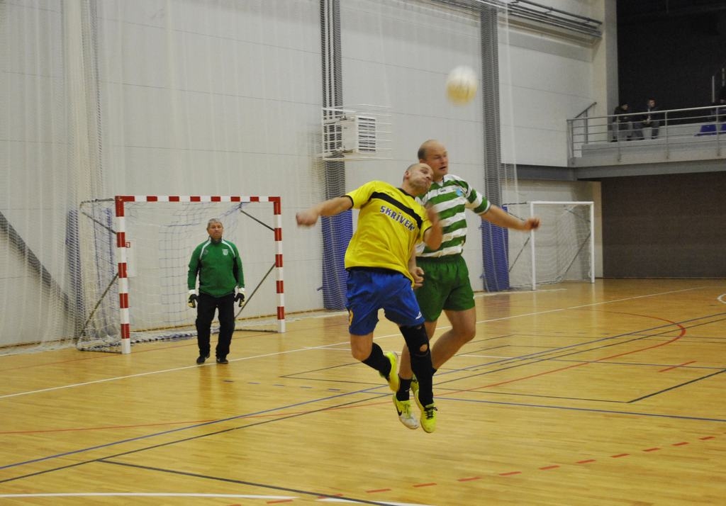 Sinhronais lēciens pēc bumbas. Spēlētāju cīņu lēcienā pēc bumbas vēro vienības “Pļaviņas DM” treneris un šoreiz arī vārtsargs Imants Siliņš.