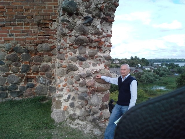 JURIS kUPČS Ludzas pilskalnā pie Livonijas ordeņa pilsdrupām.
Autors: no Jura Kupča albuma