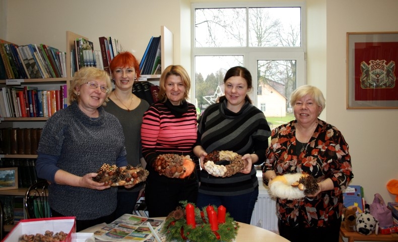 SKAISTI DARBI padevās arī Kristīnes Ginaites (otrā no kreisās) māceklēm. 
Autors: no Pļaviņu novada bibliotēkas