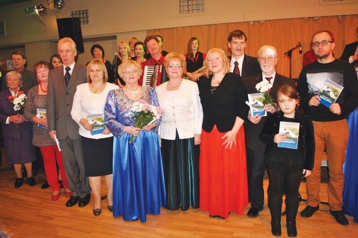 TIEKAS PIRMO REIZI. Pārsteidzoši liela krājuma “Dziesmas par Daugavu” atvēršanas svētkos bija uzaicināto dziesmu un to tekstu autoru līdzdalība, atsaucība, dziedāšanas prieks. Ne viens vien veltīja sirsnīgus pateicības vārdus šī projekta autorei. Daļa komponistu un tekstu autoru cits ar citu un ar Anitu Ostrovsku tikās pirmo reizi.  
Autors: Guna Mikasenoka