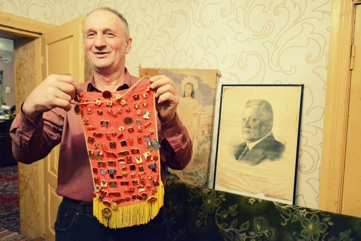 Starp trim svētajiem — Kristu, Ulmani un Ļeņinu. Neretietis Konrādijs Degro par katru no simtiem lietu var pastāstīt aizraujošu stāstu.
Autors: Imants Kaziļuns