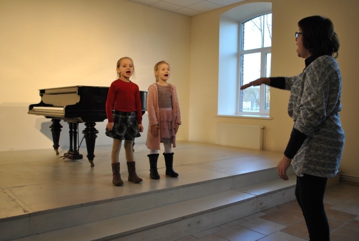PALĪDZ MĒĢINĀJUMOS. Skolas Ziemassvētku koncertam, kas 13. decembrī notiks Pļaviņu kultūras centrā, gatavojas Elīna (no kreisās) un Luīze kopā ar skolotāju Ivetu Bērziņu. 
Autors: Sandra Pumpure