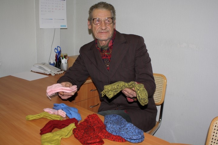 Ziemassvētku rūķis Jānis Skadiņš. Aizkrauklietis šogad iepriecinās Iršu ģimenes krīzes centra “Dzeguzīte” bērnus ar paša darinātām vilnas zeķēm.                         
Autors: Imants Kaziļuns