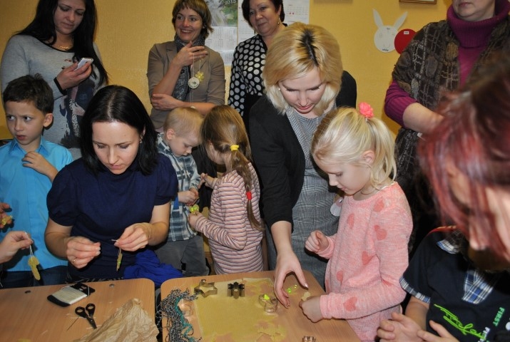 Kopā jautrāk. Radošās darbnīcas vadīja gan skolotāji, gan paši vecāki, un ik vienā no tām ar lielu aizrautību iesaistījās kā lieli, tā mazi. 
Autors: Guna Skaistkalne