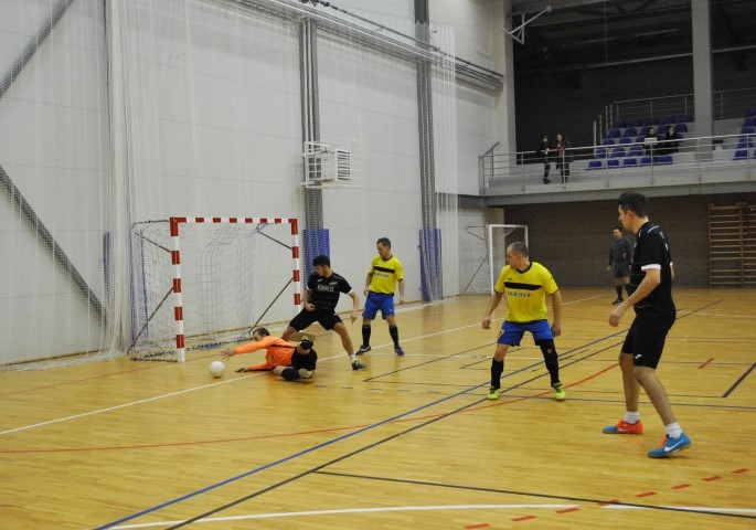 Darīja, ko varēja. Vienības “Skrīveri” vārtsargs Artūrs Reidzāns stiepienā pēc bumbas, kamēr vēl nav par vēlu. 
Autors: Ginta Grincēviča