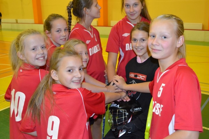 “DAUDZESES MEŽA KAĶI” U12 grupā ir viena no stiprākajām komandām Latvijā. Komandā spēlē Daniela Badūna (no kreisās), Diāna Marta Lucāne, Rēzija Krūmiņa, Samanta Belova, Arta Bidere, Laura Caunīte, Līga Pūtele un Alise Puida.
Autors:  no Daudzeses pamatskolas 