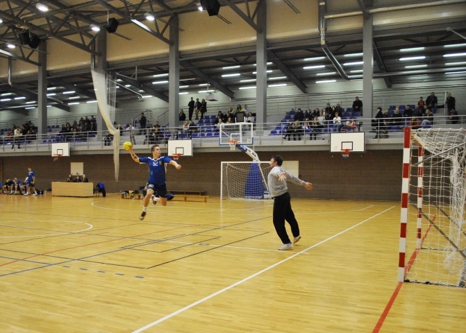 Vārtsargs nav šķērslis. Vienības “Skrīveri/Aizkraukle” rezultatīvākais spēlētājs Mārtiņš Dāvidnieks īsteno ātro uzbrukumu. 
Autors: Ginta Grincēviča