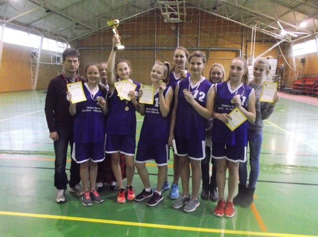 Zelta godalgu ieguvējas. Aizkraukles novada sporta skolas reģionālajās basketbola sacensībās pamatskolu grupām meiteņu konkurencē uzvarēja koknesietes.
Autors: no personīgā albuma