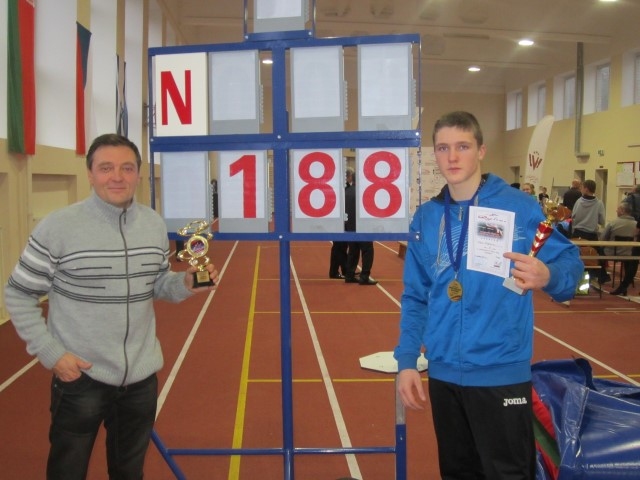 Jauns sacensību rekords. Oļegs Kozjakovs (no labās) ar uzvarētāja kausu rokās un treneris Valērijs Veļčinskis ar iegūto labākā trenera balvu.
Autors: no personīgā albuma