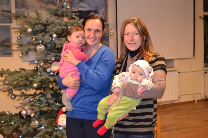 AR VISMAZĀKAJIEM. Projekta nodarbības māmiņas apmeklēja kopā ar mazuļiem, un gada laikā tam pievienojās šajā gadā dzimušie mazuļi. Zanda Grikpede (no kreisās) ar mazo Patrīciju un Irēna Romanovska ar meitiņu Lauru.
Autors: Ance Liepa