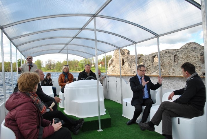 No cita rakursa. Vasarā, viesojoties Koknesē, laivā “Vīgante” tuvāko apkārtni iepazina Saeimas deputāti.
Autors: no Staburaga arhīva