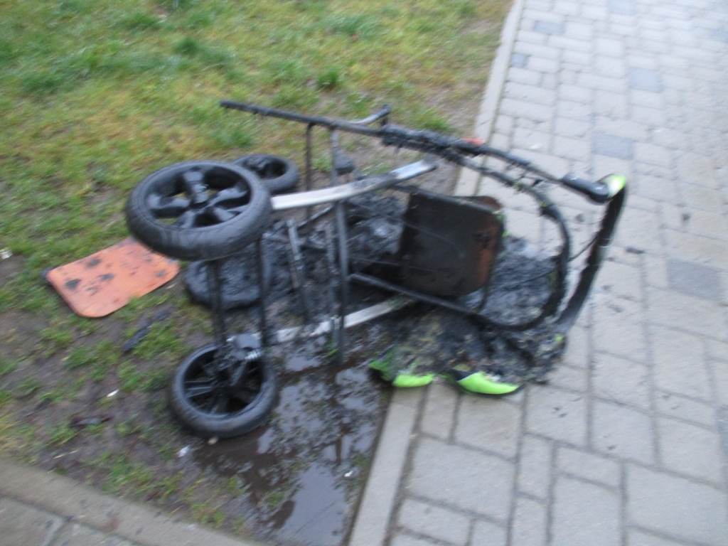 Šo fotogrāfiju ar mobilo tālruni uzņēmusi cietusī māmiņa — divas riepas karstumā sakusušas, sadedzis apvalks, palicis vien karkass. 