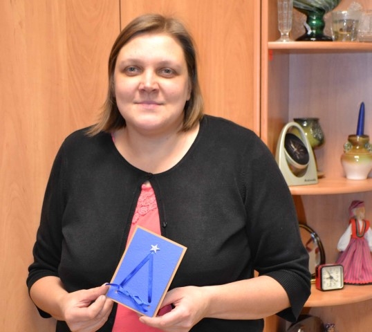 Profesionāla rokdarbniece. Jolanta Albrehta svētkos mīļos iepriecina ar pašas gatavotām dāvanām. Rokās viņai pašdarināta Ziemassvētku kartīte, kāda ir aizceļojusi pie daudziem draugiem un darba kolēģiem.


Autors: Imants Kaziļuns