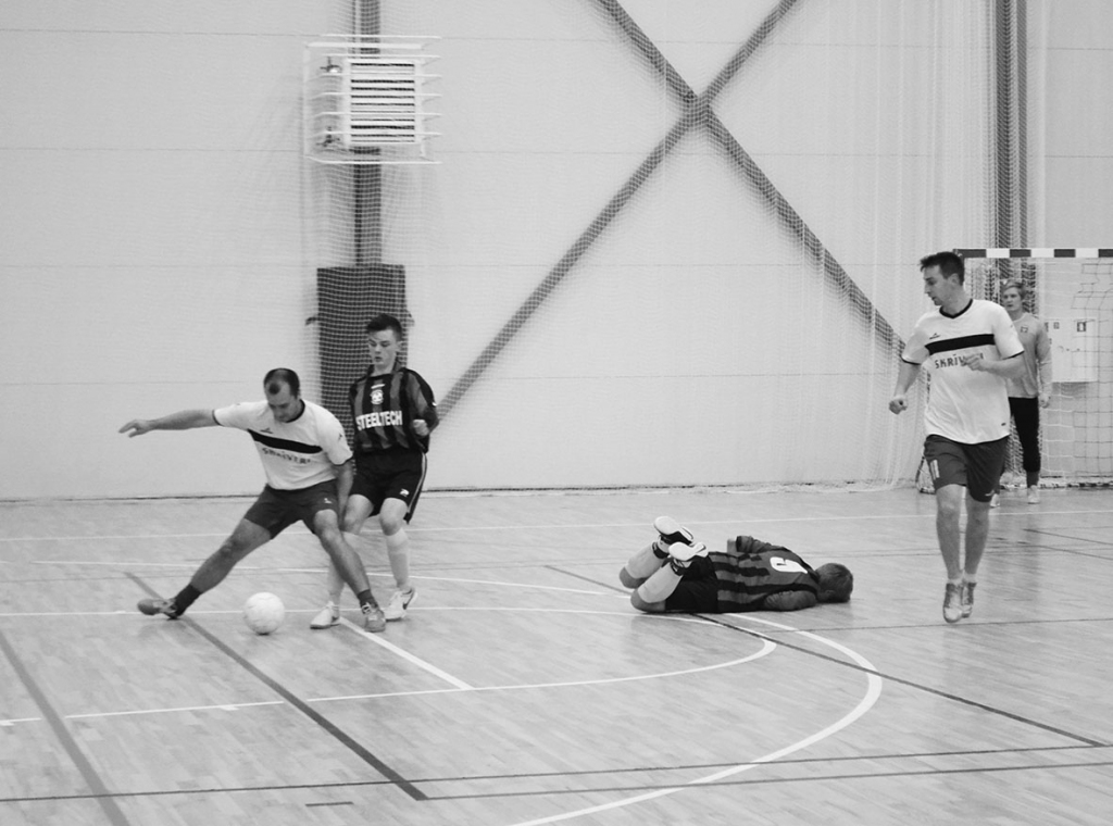 Cīnās no visa spēka. Lai gan skrīverieši mačā ar mājiniekiem guva pārliecinošu uzvaru, aizkrauklieši ne uz mirkli nepadevās.
Autors: Ginta Grincēviča