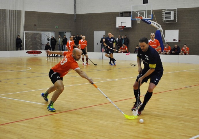 Pirmais zaudējums. Vienības “Aizkraukle/Silarozes” rezultatīvākais spēlētājs Valdis Padoms (no kreisās) mačā pret spēcīgājiem “Sonoras” vīriem.
Autors: Ginta Grincēviča