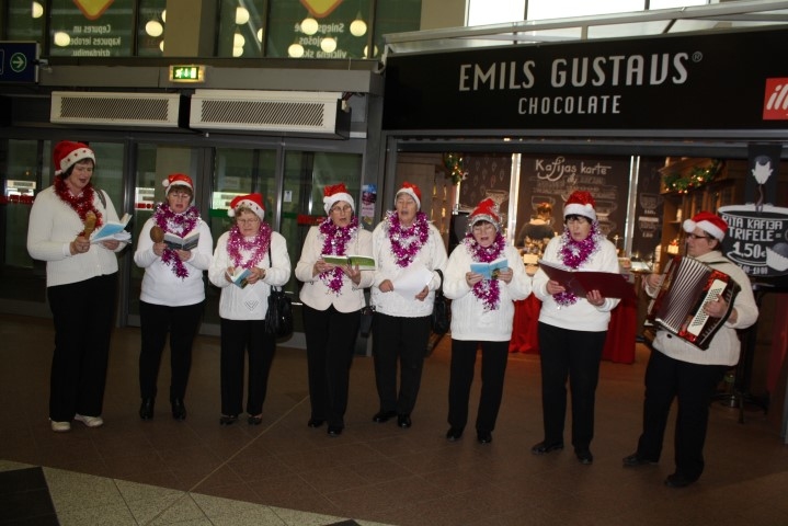IEPRIECINA APMEKLĒTĀJUS. Muzikālu sveicienu tirdziņa apmeklētājiem dāvāja dziedātājas no Aiviekstes pagasta senioru biedrības “Ābeļziedi”. 
Autors: Sandra Pumpure
