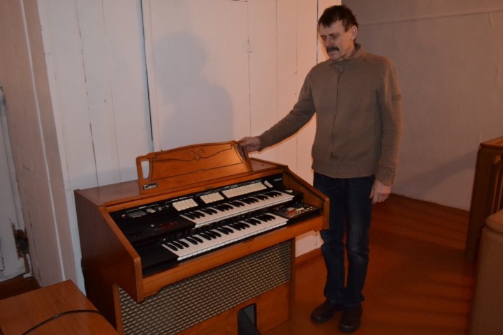 DĀVANA. “Elektriskās ērģeles Seces luterāņu baznīcā pirmo reizi skanēs Ziemassvētku koncertā,” saka draudzes priekšnieks Aigars Zariņš. 
Autors: Ance Liepa