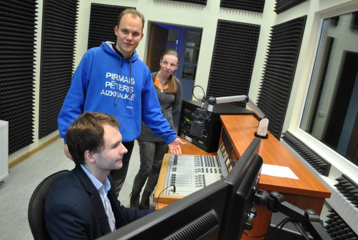 Studijā. Priesteris Pēteris Skudra, kurš kalpojis arī Aizkraukles draudzē, bet tagad atbildīgs par “Radio Marija” saturu. Pie pults Māris Veliks un brīvprātīgā Lūcija Frīdenvalde.
Autors: Inga Patmalniece