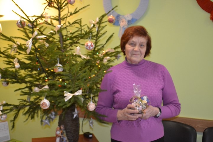 PIPARKŪKU DARBNĪCA Irēnas Žurzdinas mājās sāk darboties jau pirms Ziemassvētkiem, lai dāvanu nepietrūkst ne bērniem, nedz kolēģiem. 