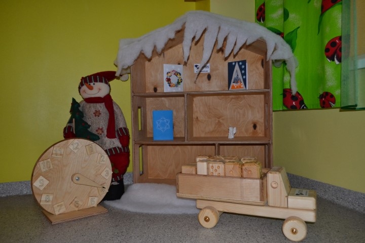 koka leļļu mājas, pulksteņi un kravas automašīnas ar metamajiem kauliņiem. Rotaļlietas gatavoja firma “Timber&Modular Houses” un gada nogalē uzdāvināja trim Aizkraukles novada bērnudārziem.
Autors: Guna Skaistkalne