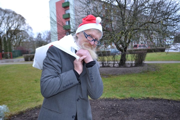 KURŠ GRIB KONFEKTES? “Diezin vai es mersedesam sakrāšu, lai varētu kādam  uzdāvināt. Konfektes — tās gan!” saka Ziemassvētku vecītis Valdis Zirnītis. 
Autors: Guna Mikasenoka