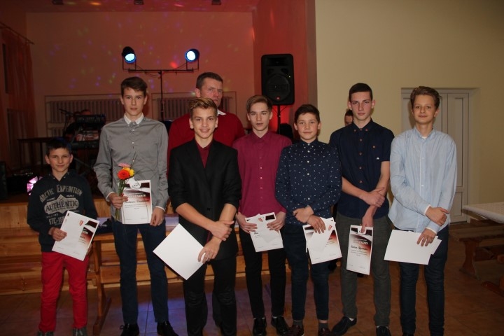 U 14 volejbola komanda, pirmā vieta Latvijas čempionātā, treneris — Ivars Māliņš.         
Autors: Dace Svētiņa