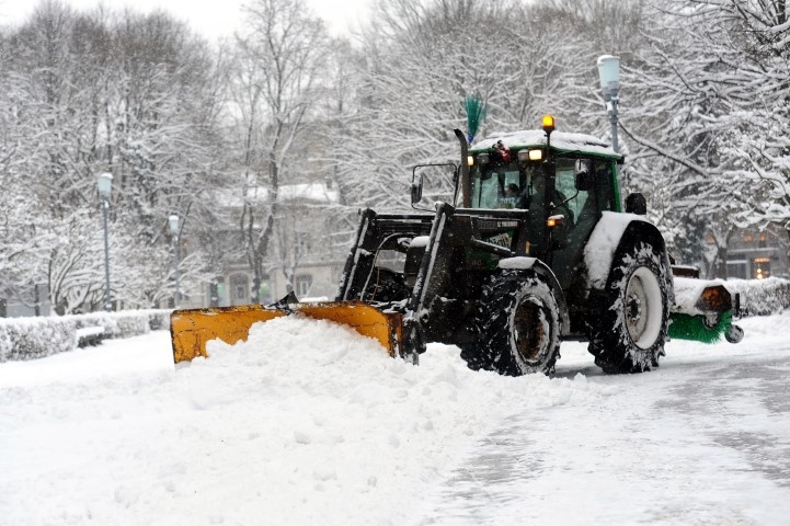 Ceļu uzturētāji brīdina — ceļš var būt slidens arī pēc nokaisīšanas, tādēļ autovadītājiem vienmēr jāizvēlas piemērots braukšanas ātrums. Saskaņā ar normatīvajiem aktiem, ja autoceļu brauktuves temperatūra ir zemāka par -6 grādiem, nav prasība to attīrīt no ledus.

Autors: LETA 