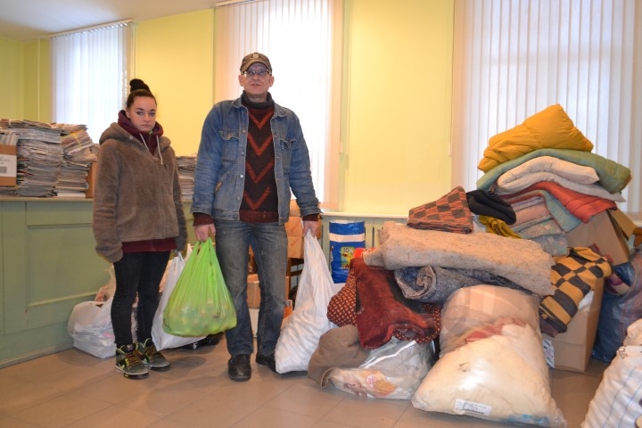 Dzīvnieku patversmes “Mežavairogi” dzīvnieku ķērājs Aigars Justelis un brīvprātīgā palīdze Anete Bimbere, kas atbraukuši uz Skrīveriem pēc saziedotajām mantām, pārliecinājās, ka vienā reizē visu aizvest nevarēs. Būs jābrauc otrreiz.
Autors: Guna Skaistkalne