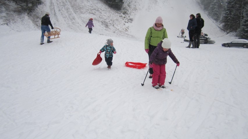 ĪSTI ZIEMAS PRIEKI. Lai arī slēpošanas kalnu vēl nevarēja izmantot, aizvadītās nedēļas nogalē “Mežezerā” jau ieradās pirmie apmeklētāji. Sniega pūtēju darbināja, un kalna pakājē varēja izmēģināt slēpes un vizināties ar ragaviņām.                                                                                                                                     
Autors: no “Staburaga” arhīva