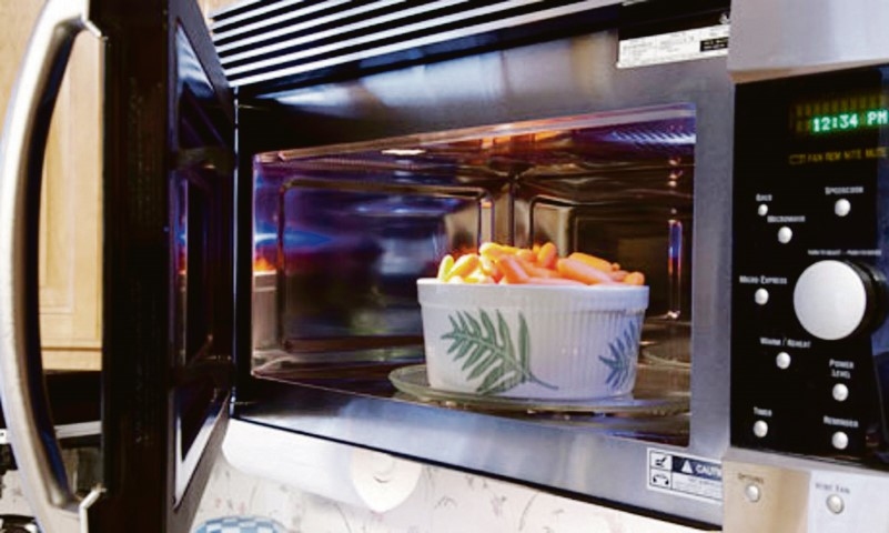 “Kamēr tu tās lieto atbilstoši un ne tikai gatava ēdiena uzsildīšanai, tikmēr mikroviļņu krāsnīm nav ne vainas,” slavenais pavārs Džeimijs Olivers kādai britu žurnālistei atbildēja uz jautājumu, kāpēc viņš izdevis pavārgrāmatu, kuras receptēs pirmoreiz ir nepieciešama mikroviļņu krāsns. “Tik daudzās mājās mūsdienās ir mikroviļņu krāsnis, ka es būtu traks, ja neiekļautu to izmantošanu savās receptēs. Tā tiek izmantota, lai cilvēki varētu ietaupīt laiku un mācētu pagatavot fantastiskas maltītes divtik īsā laikā.”