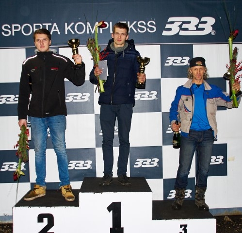 Uz goda pjedestāla. Aizkrauklietis Edgars Kokorišs (no kreisās) veiksmīgi sācis autosprinta ziemas sezonu, “333 Ziemas kausa” pirmajā posmā izcīnot otro vietu.                                                                            