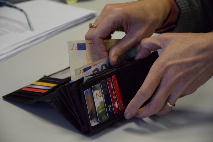 Pašvaldību vadība nesteidz prēmēt savus darbiniekus, tā vietā izmanto citus materiālās stimulēšanas rīkus — naudas balvas un piemaksas pie algas.                                                                       
Autors: Imants Kaziļuns