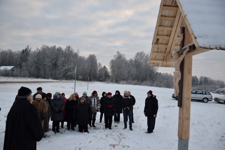 Piemiņai. Krucifiksa iesvētīšanas brīdis Zvaigznes dienā.  	
Autors: Imants Kaziļuns