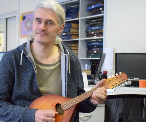 Spēlē mandolīnu. Ilmārs Pumpurs apgūst katru instrumentu, kas nonāk viņa rokās.                                                              

Autors:  Imants Kaziļuns