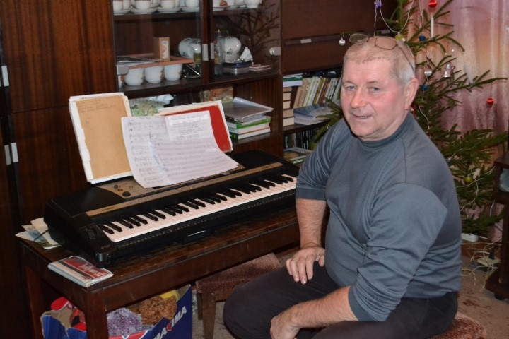 DARBA VIETA — pie mūzikas instrumenta un notīm Imants Siliņš aizvada daudzas stundas. 
Autors: Sandra Pumpure