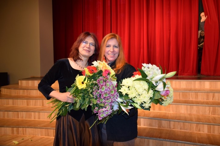 POPULARIZĒ AIZKRAUKLI. Zīmola “SkujaBraden” darbi ir daudzos pasaules muzejos un privātajās mākslas kolekcijās. Lai kur arī būtu, mākslinieces Inguna Skuja un Melisa Bradena vienmēr popularizē Aizkraukles vārdu. 
Autors: Guna Mikasenoka